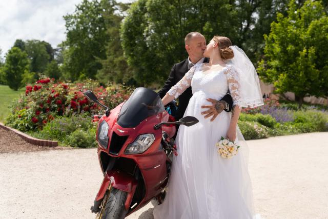 Ágnes és Károly motorral